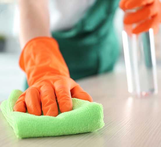 Limpiezas Limpic persona realizando limpieza